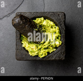 Sauce Guacamole avocat en mortier de pierre. Vue d'en haut Banque D'Images