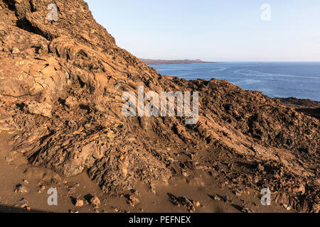 Lever du soleil sur les coulées de lave sur l'île de Bartolomé, Galapagos, Equateur. Banque D'Images