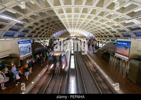 Les usagers en attente d'un train à la station de métro à Washington DC Banque D'Images