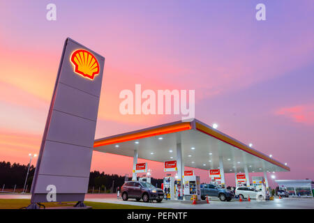 Chachoengsao, Thaïlande - Jan 28, 2018 : station d'essence Shell fond de ciel bleu au coucher du soleil. Royal Dutch Shell a vendu son commerce de détail Shell australienne operati Banque D'Images