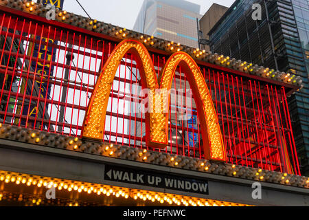 Signer avec le logo de McDonald's formé par de nombreuses ampoules Banque D'Images