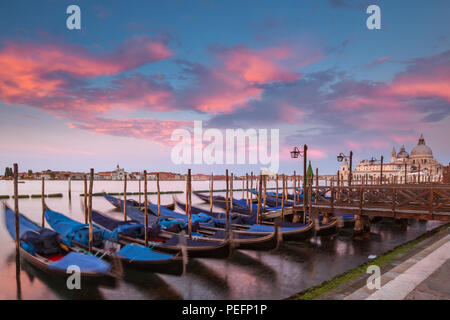 Parkked au coucher du soleil les gondoles à Venise, Italie Banque D'Images