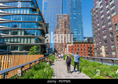 Les gens qui marchent le long de la High Line à New York Banque D'Images