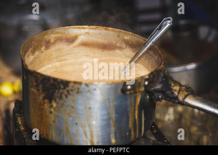 Décisions Masala thé lait à vendre dans la rue de Katmandou Népal.Street Food pour la vente. Banque D'Images