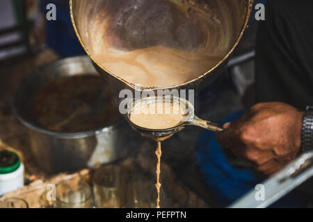 Décisions Masala thé lait à vendre dans la rue de Katmandou Népal.Street Food pour la vente. Banque D'Images