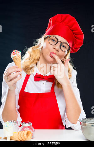 Portrait d'un beau charmant jeune chef avec la crème glacée Banque D'Images