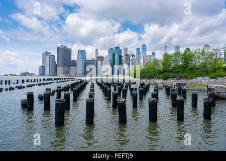 Dans Lower Manhattan gratte ciel de la ville de New York dans la journée Banque D'Images