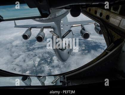 Un C-17 Globemaster III avec la 437e Escadre de transport aérien, de la Caroline du Sud se dirige vers la rampe d'un KC-135 Stratotanker avec la 121e Escadre de ravitaillement en vol, de l'Ohio au sud-est des États-Unis le 10 août 2018. Le ravitaillement en vol a été un exercice de garder pilotes et l'équipage compétent et prêt de la mission. (U.S. Photo de la Garde nationale aérienne d'un membre de la 1re classe Tiffany A. Emery) Banque D'Images