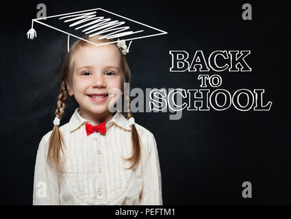 Fille de l'école formés Smart student in graduation hat doodle sur fond noir de l'enfance Journée mondiale de l'alphabétisation et de l'érudition concept. Retour t Banque D'Images