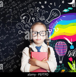 La créativité de l'éducation, de nouvelles idées et d'hémisphères droit et gauche du cerveau concept. Smiling little girl sur fond noir avec les mathématiques et l'art pa Banque D'Images