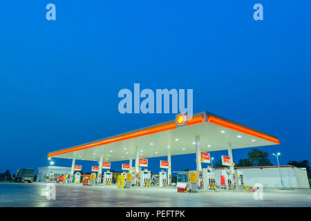 Chachoengsao, Thaïlande - Jan 28, 2018 : station d'essence Shell fond de ciel bleu au coucher du soleil. Royal Dutch Shell a vendu son commerce de détail Shell australienne operati Banque D'Images