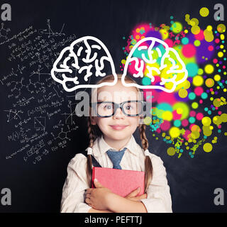 La science et les arts dans l'éducation. Hémisphères droit et gauche du cerveau concept. Heureux l'enfant on blackboard Banque D'Images