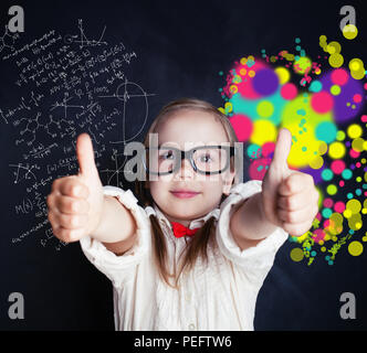 Petit Génie fille sur le tableau en classe avec symbole d'hémisphères droit et gauche du cerveau - éléments des sciences et des arts Banque D'Images