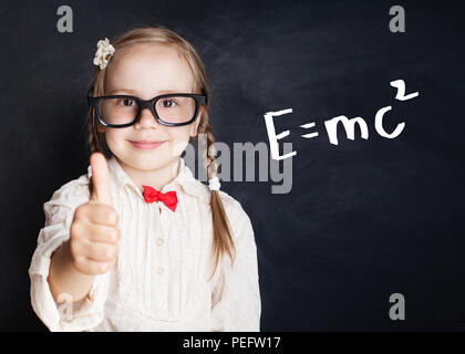 Petit Génie portrait. Les enfants l'enseignement des mathématiques. Little girl with thumb up sur les dessins à main motif formule mathématiques sciences Banque D'Images