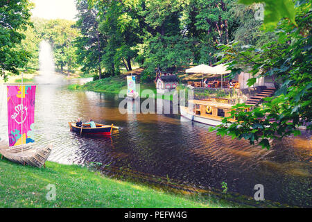 La Lettonie, Riga. En juillet 2015. Les touristes sur un canal de la ville, et dans le café sur le parc dans la montagne d'été bastion à Riga Banque D'Images