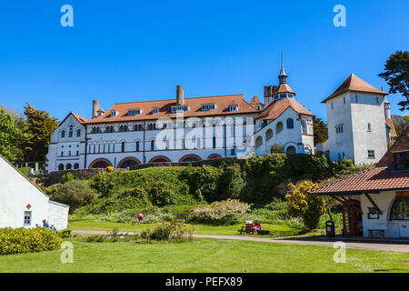 Île de Caldey, pays de Galles, Royaume-Uni, mai 14 2018 : l'abbaye de Caldey, occupée par des moines cisterciens, est une attraction populaire de l'île Banque D'Images