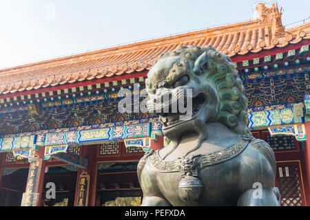 Statue de Lion en bronze dans le Palais d'été, Pékin Banque D'Images