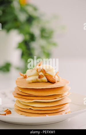 Cajou banana pancakes aux bananes et sauce caramel salé. la mise au point sélective tonifiant. Banque D'Images