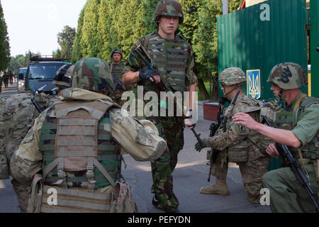 Avec les parachutistes de l'armée américaine 173e Brigade aéroportée et les soldats avec la garde nationale ukrainienne s'agenouiller et compte pour chaque soldat marcher hors de la porte le 17 août 2015, dans l'viv, Ukraine. Les soldats marchent à la formation de motifs pour commencer la journée de leçons dans le cadre de peur d'un tuteur. La 173e de parachutistes Abn. Bde. sont en Ukraine pour la deuxième de plusieurs rotations prévues pour former l'Ukraine de la garde nationale nouvellement créé dans le cadre du gardien sans peur, qui est prévue pour durer jusqu'en novembre. (U.S. Photo de l'armée par le Sgt. Alexander Skripnichuk, Affaires publiques 13 Detach Banque D'Images