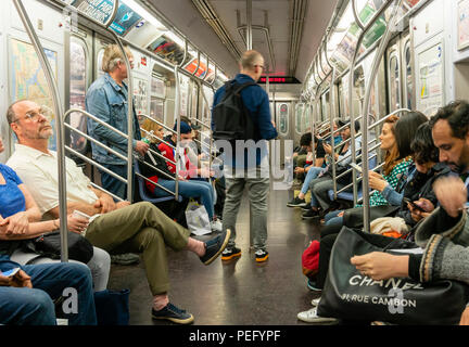 Les navetteurs voyageant dans une rame de métro à New York City Banque D'Images