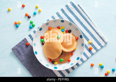 Le petit déjeuner des enfants ou dessert - crêpes au bonbons colorés. Banque D'Images