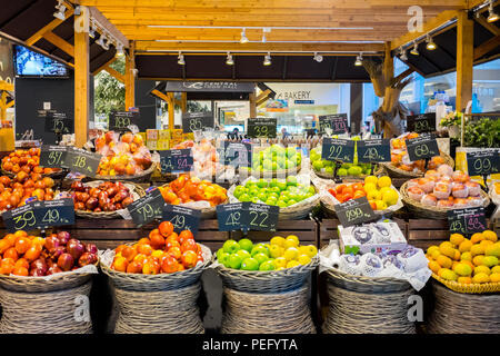 Bangkok, Thaïlande - 12 novembre 2016 : de nombreux types de fruits dans le panier de fruits dans la région de Central world mall. Banque D'Images