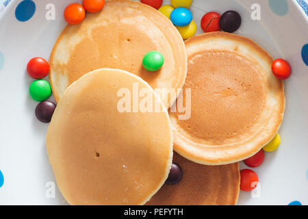 Le petit déjeuner des enfants ou dessert - crêpes au bonbons colorés. Banque D'Images