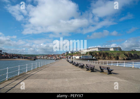 Un beau matin de printemps sur la jetée Ouest à Whitby, North Yorkshire, Angleterre. Banque D'Images