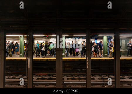 Les passagers en attente de train dans une station de métro à New York City Banque D'Images