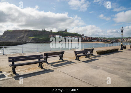 Vue depuis la jetée Ouest à l'entrée du port de Whitby, North Yorkshire, Angleterre. Banque D'Images