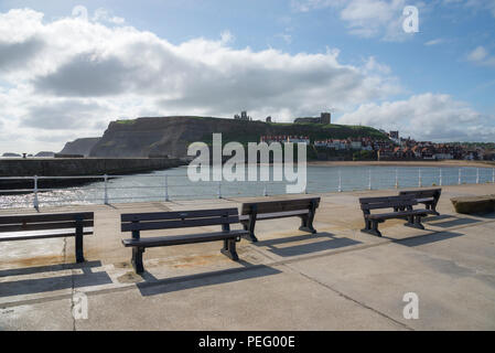 Vue depuis la jetée Ouest à l'entrée du port de Whitby, North Yorkshire, Angleterre. Banque D'Images