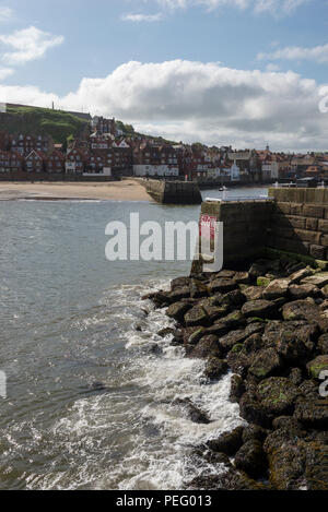 Vue depuis la jetée Ouest à l'entrée du port de Whitby, North Yorkshire, Angleterre. Banque D'Images