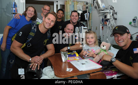 150813-N-VY375-084 CHICAGO (Août 13, 2015) - Les membres de l'Équipe de parachutistes de la Marine américaine, le saut de grenouilles, de poser pour une photo avec un jeune patient à Ann et Robert H. Lurie Children's Hospital de Chicago. Le saut des grenouilles ont visité l'hôpital de remonter le moral des patients et membres du personnel avant que l'équipe de démonstration aérienne à l'air et l'eau de Chicago Show. (U.S. Photo par marine Spécialiste des communications de masse 2e classe Pyoung K. Yi/libérés) Banque D'Images