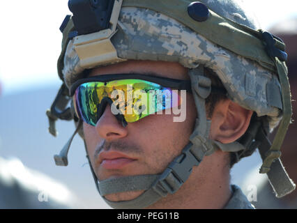 Une garde nationale d'armée, de l'Oregon 1186th Police militaire (PM) Soldat de l'entreprise se concentre sur un formateur pendant qu'il fait des commentaires et suggestions après un cycle de formation, le 17 août, au Centre National d'entraînement, Fort Irwin, en Californie l'ont également reçu une formation sur la façon d'interagir avec les homologues nationaux, prix entrée, la compensation et la sécurisation et l'évacuation médicale. (Photo par le Sgt. Anita VanderMolen, Mobile 115e Détachement des affaires publiques, de l'Oregon Army National Guard) Banque D'Images