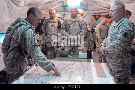 Texas Army National Guard Le Major Russell Des Jardins (à gauche), responsable des opérations avec l'Escadron 2e, 116e régiment de cavalerie, 116ème Cavalry Brigade Combat Team (CBCT), Mémoires du général Frank J. Grass (à droite), chef du Bureau de la Garde nationale, comme le lieutenant-colonel Mitch Smith (centre), 2-116e, commandant de l'escadron de commandement et le Sgt. Le Major Harold Williamson, 2-116e sergent-major de commandement de l'escadron, observer, le 17 août, au Centre National d'entraînement, Fort Irwin, en Californie La 116CBCT est 12 jours de dépenses des exercices de tir réel et de force contre force batailles simulées dans le désert de Mojave. (Photo par le Sgt. 1er C Banque D'Images