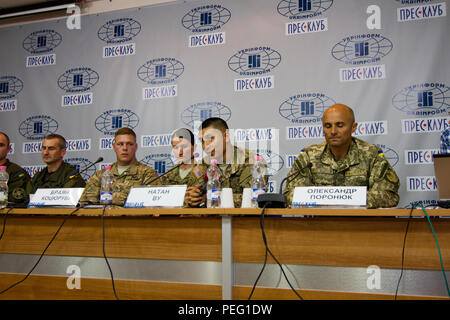 Premier lieutenant Nathan Wu (2e à partir de la droite), un médecin militaire avec l'armée américaine 173e Brigade aéroportée, entretiens avec les journalistes ukrainiens, le 18 août 2015, dans l'viv, Ukraine, sur la formation médicale menées dans le cadre de Fearless gardien dans l'viv, Ukraine. Les membres de la garde nationale ukrainienne et le ministère de la Défense a participé à la conférence de presse hebdomadaire pour parler de gardien intrépide et son impact sur l'armée ukrainienne. Avec la 173e Abn parachutistes. Bde. assister à l'viv Press Club sur une base hebdomadaire pour favoriser un dialogue public entre les États-Unis, l'ukrainien et l'Ukrainien militaires Banque D'Images