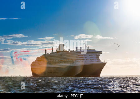 Les flèches rouges d'effectuer plus de la Cunard Queen Mary 2 après le départ de Southampton. Photo date : vendredi 10 août 2018. Photographie par Christopher Ison © Banque D'Images