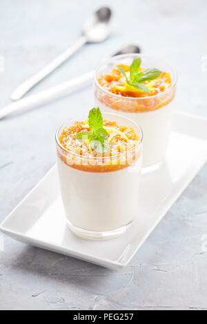 Deux verres de panna cotta à la mangue Banque D'Images