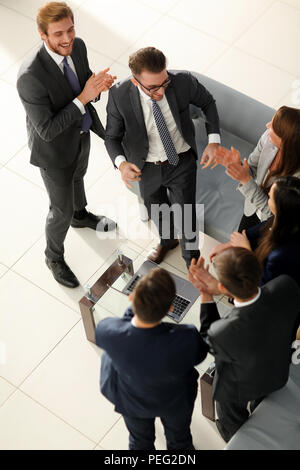 Heureux succès équipe entreprises offrant un bon geste fives que th Banque D'Images