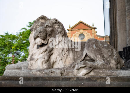 Les Lions à l'extérieur, l'Hôtel de ville de Leeds, Headrow, Leeds, West Yorkshire, Royaume-Uni Banque D'Images