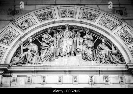 Pierre sculptée à l'extérieur de l'hôtel de ville de Leeds, Headrow, Leeds, West Yorkshire, Royaume-Uni Banque D'Images