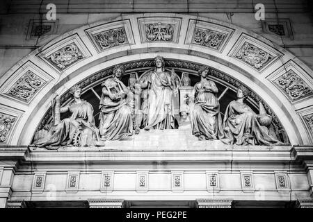 Pierre sculptée à l'extérieur de l'hôtel de ville de Leeds, Headrow, Leeds, West Yorkshire, Royaume-Uni Banque D'Images