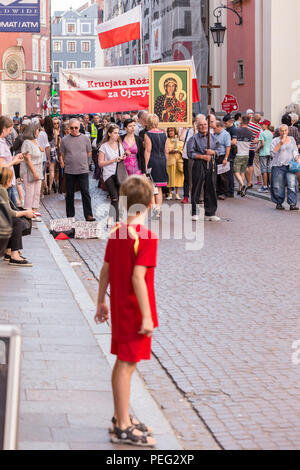 Un groupe de fidèles catholiques en face de l'église cathédrale dans la vieille ville commence par mars ville avec une bannière Croisade du Rosaire pour la Pologne Banque D'Images