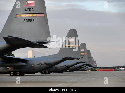 Des cellules d'asseoir sur la piste en arrivant de l'aéroport international de Minneapolis-Saint Paul, Station de la Réserve aérienne de Niagara Falls et de Dyess Air Force base pour participer à l'exercice Réponse Rapide 2015, 19 août 2015 à la base aérienne de Ramstein, en Allemagne. Réponse rapide 2015 est un programme conjoint de formation certification combinée et l'intégration de groupes de travail de la Brigade multinationale de 11 nations de l'OTAN afin d'inclure les États-Unis, l'Allemagne, l'Italie, le Royaume-Uni et la Grèce. (U.S. Air Force photo/Navigant de première classe Larissa Greatwood) Banque D'Images