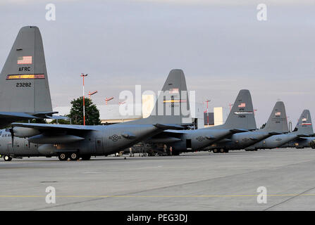 Des cellules d'asseoir sur la piste en arrivant de l'aéroport international de Minneapolis-Saint Paul, Station de la Réserve aérienne de Niagara Falls et de Dyess Air Force base pour participer à l'exercice Réponse Rapide 2015, 19 août 2015 à la base aérienne de Ramstein, en Allemagne. Réponse rapide 2015 est un programme conjoint de formation certification combinée et l'intégration de groupes de travail de la Brigade multinationale de 11 nations de l'OTAN afin d'inclure les États-Unis, l'Allemagne, l'Italie, le Royaume-Uni et la Grèce. (U.S. Air Force photo/Navigant de première classe Larissa Greatwood) Banque D'Images