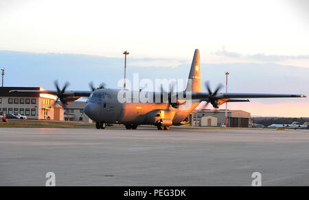 Un C-130J Super Hercules cargo) de Dyess Air Force Base des taxis sur la piste pour le début de l'exercice Réponse rapide 15, à Ramstein Air Base, Allemagne, le 19 août 2015. La réaction rapide de l'exercice 2015 est un programme conjoint de formation certification combinée et l'intégration de groupes de travail de la Brigade multinationale de 11 nations de l'OTAN afin d'inclure les États-Unis, l'Allemagne, l'Italie, le Royaume-Uni et la Grèce. L'exercice aura lieu au lieux de formation en Allemagne, l'Italie, la Roumanie et la Bulgarie. (U.S. Air Force photo/Navigant de première classe Larissa Greatwood) Banque D'Images