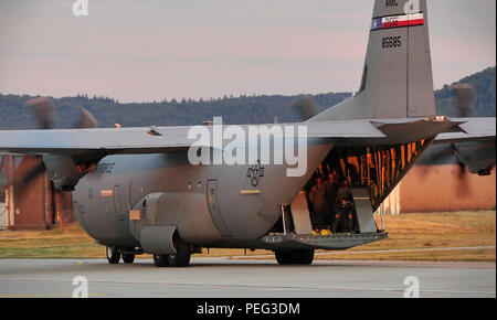 Un C-130J Super Hercules cargo) de Dyess Air Force Base des taxis sur la piste pour le début de l'exercice Réponse rapide 15, à Ramstein Air Base, Allemagne, le 19 août 2015. La réaction rapide de l'exercice 2015 est un programme conjoint de formation certification combinée et l'intégration de groupes de travail de la Brigade multinationale de 11 nations de l'OTAN afin d'inclure les États-Unis, l'Allemagne, l'Italie, le Royaume-Uni et la Grèce. L'exercice aura lieu au lieux de formation en Allemagne, l'Italie, la Roumanie et la Bulgarie. (U.S. Air Force photo/Navigant de première classe Larissa Greatwood) Banque D'Images