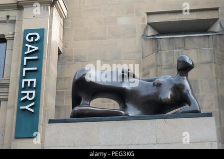 Henry Moore Sculpture, à l'extérieur de Leeds et de la bibliothèque. Galerie Banque D'Images