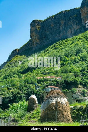 Les meules traditionnelles à Rahovic, sur le SH 20 road, dans la vallée de la sce, Kelmend dans le Nord de l'Albanie, juste en dessous de la frontière avec le Monténégro. L'Albanie. Banque D'Images