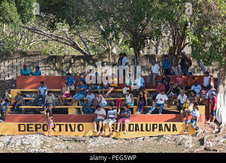 Spectateurs d'un match de baseball dans la piste, Yucatán, Mexique. Banque D'Images